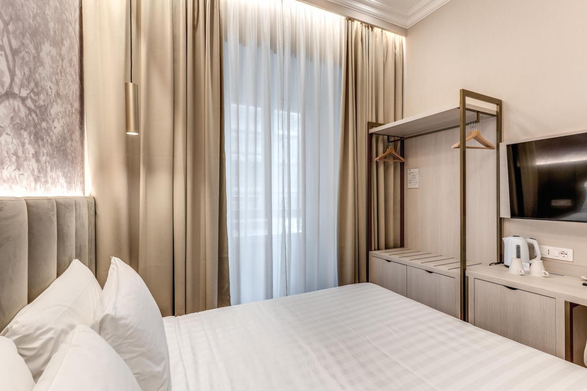 Lumi Hotel *